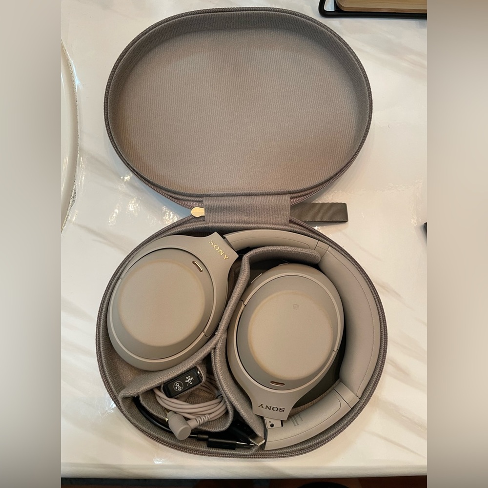 Sony WH1000XM4 headphones 🎧